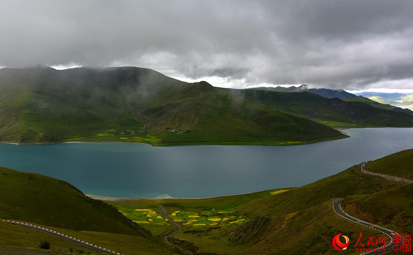 Les paysages du lac Yamdroktso au Tibet