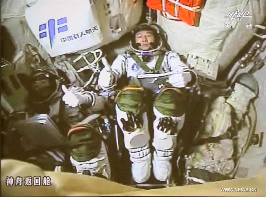 Le vaisseau spatial Shenzhou-11 s'amarre au laboratoire spatial Tiangong-2