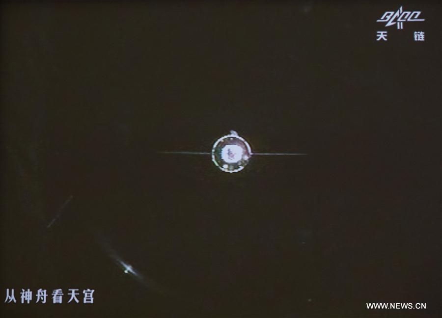 Le vaisseau spatial Shenzhou-11 s'amarre au laboratoire spatial Tiangong-2