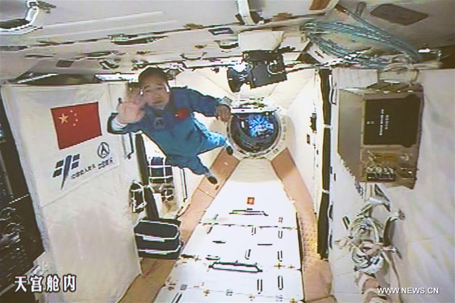 Les deux astronautes du vaisseau Shenzhou-11 entrent dans Tiangong-2