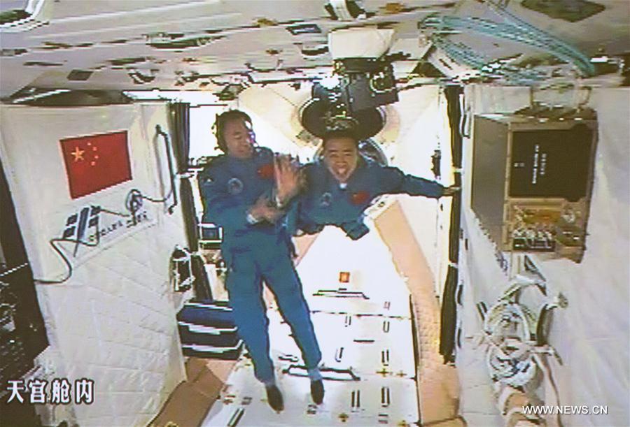 Les deux astronautes du vaisseau Shenzhou-11 entrent dans Tiangong-2