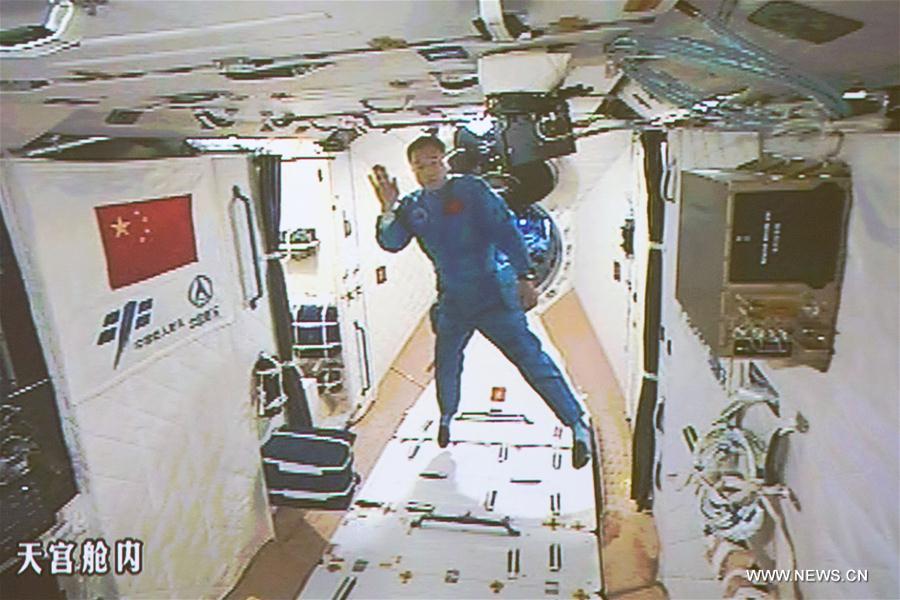 Les deux astronautes du vaisseau Shenzhou-11 entrent dans Tiangong-2