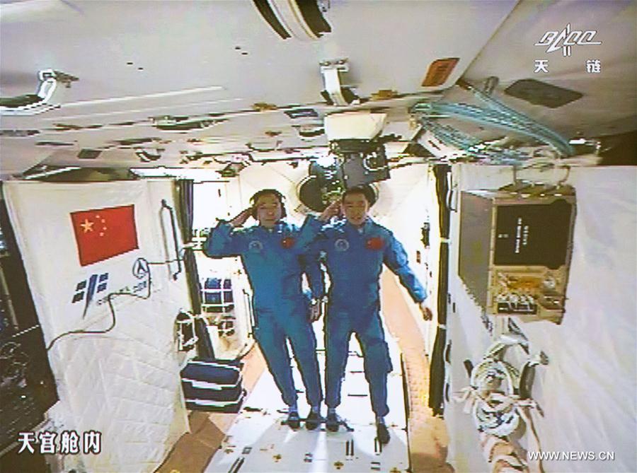 Les deux astronautes du vaisseau Shenzhou-11 entrent dans Tiangong-2