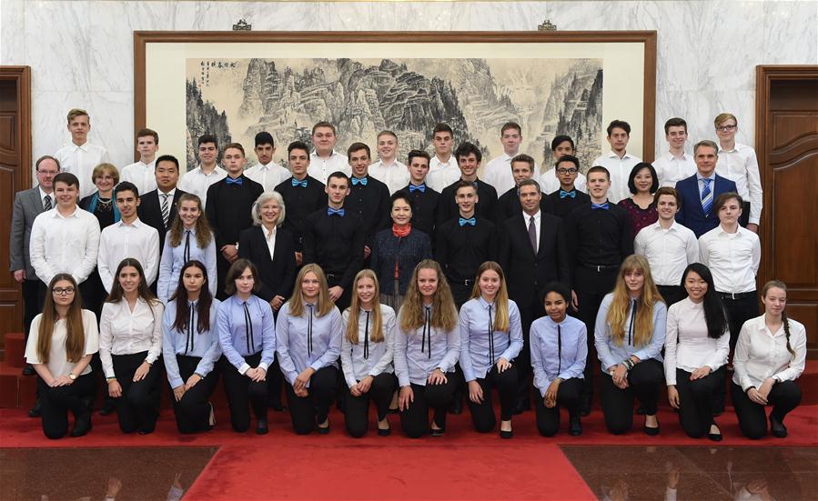 L'épouse de Xi Jinping rencontre des élèves et des enseignants allemands