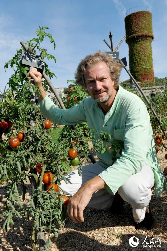 Le Prince Louis-Albert de Broglie dans son jardin de la tomate. (Photo ?DR.JPG)