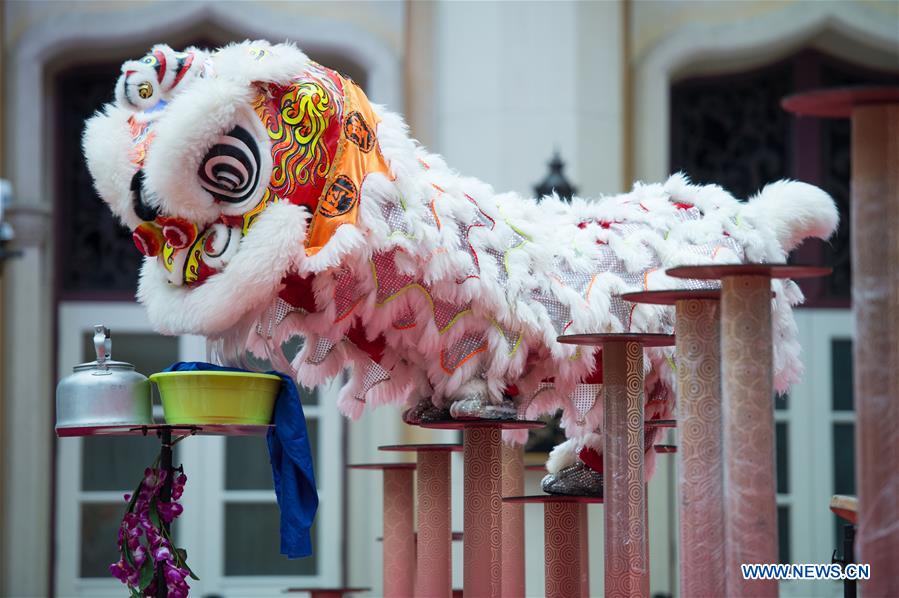 Chine : compétition de danse du lion à Macao