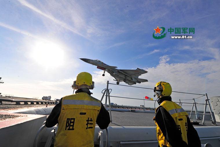 Exercices militaires sur le porte-avions Liaoning