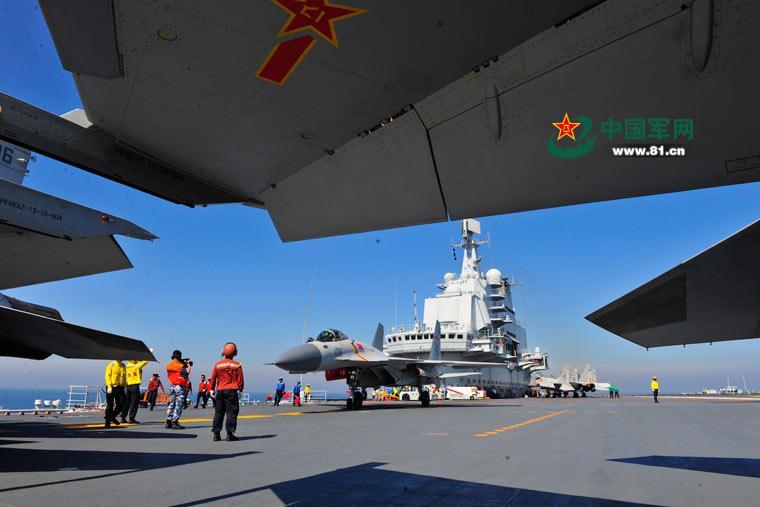 Exercices militaires sur le porte-avions Liaoning