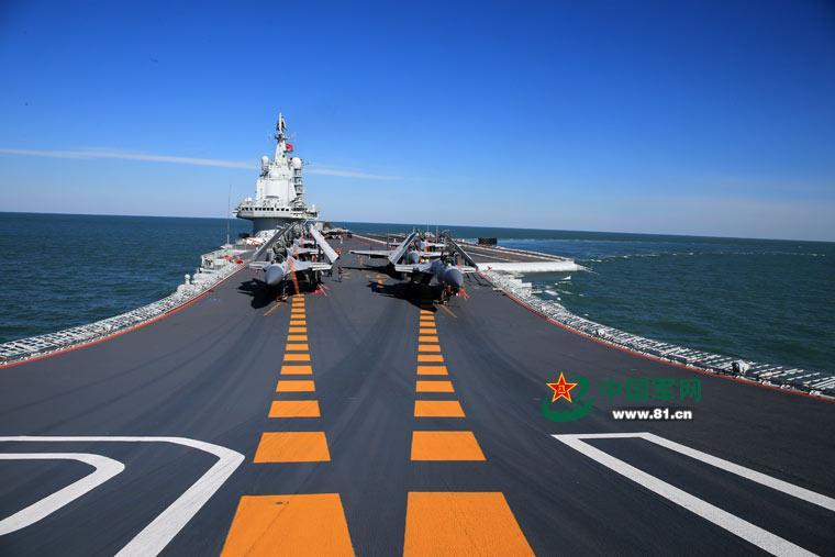 Exercices militaires sur le porte-avions Liaoning