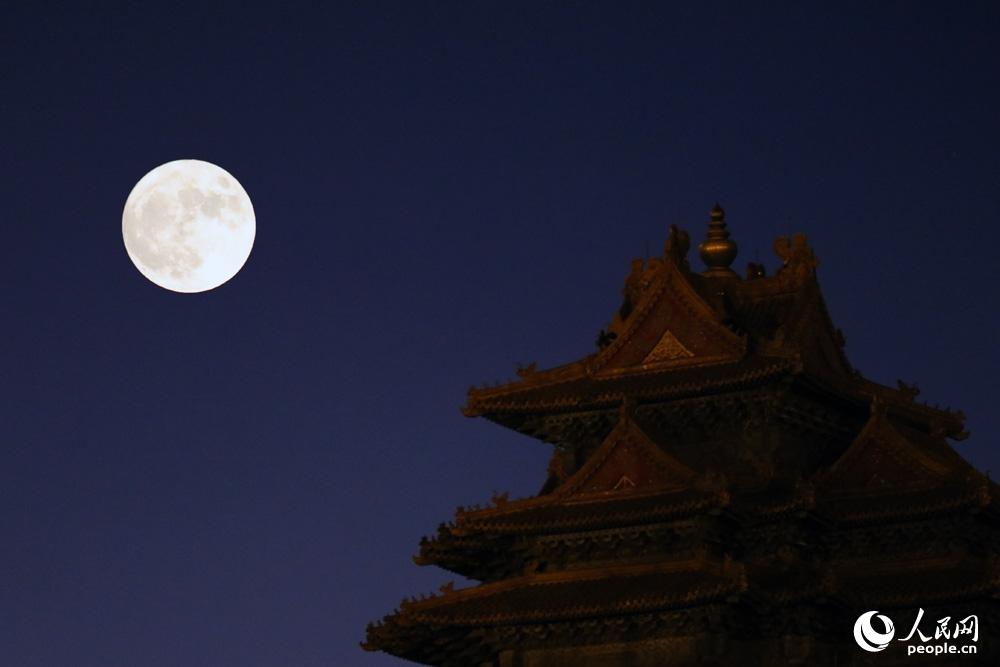 La ? superbe Lune ? vue de Beijing 