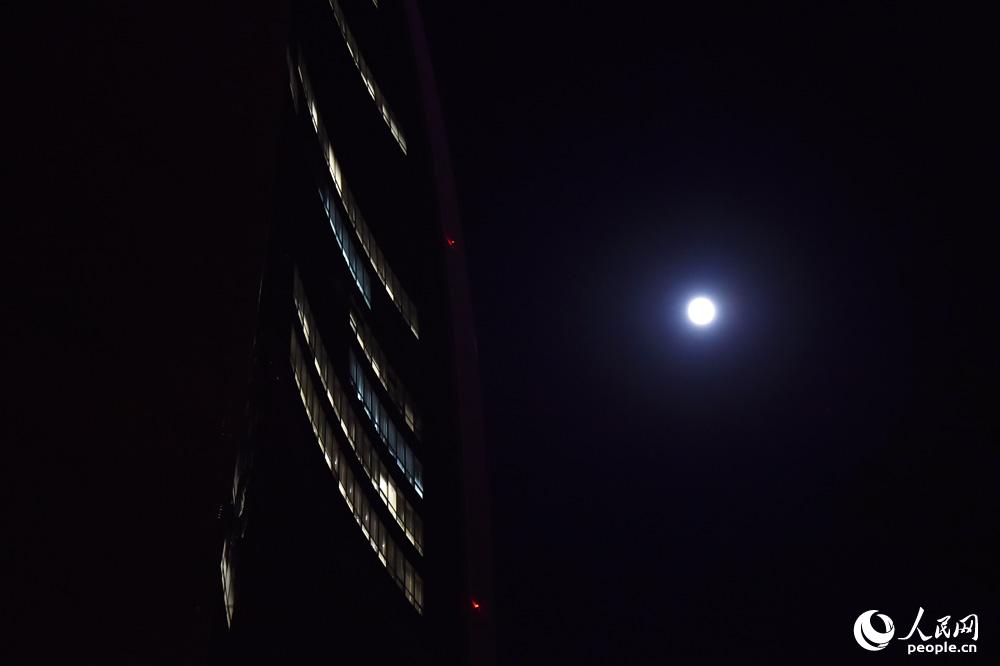 La ? superbe Lune ? vue de Beijing 