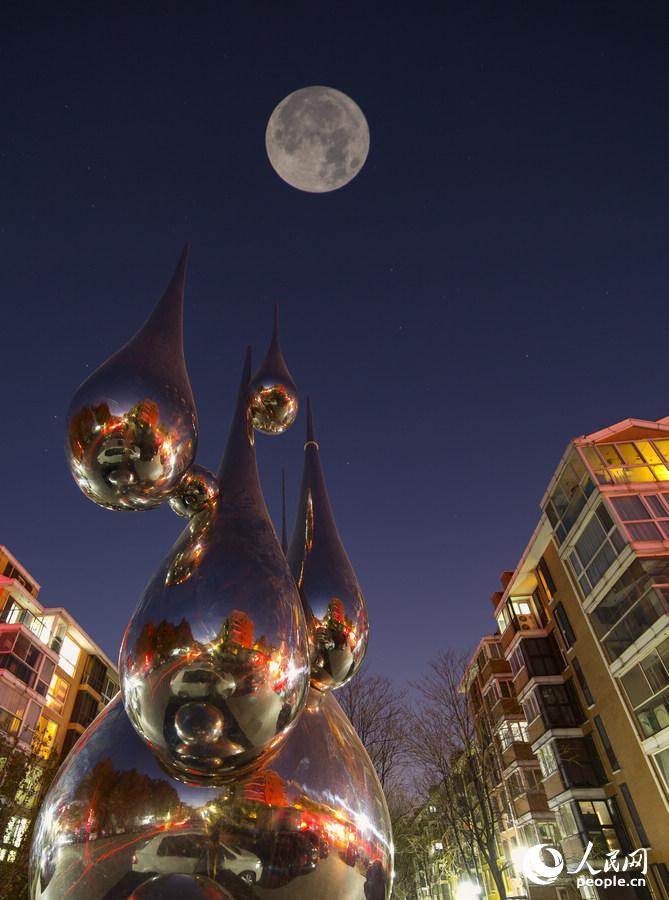 La ? superbe Lune ? vue de Beijing 