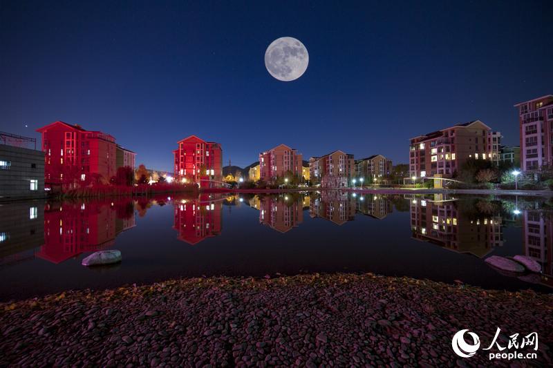 La ? superbe Lune ? vue de Beijing 