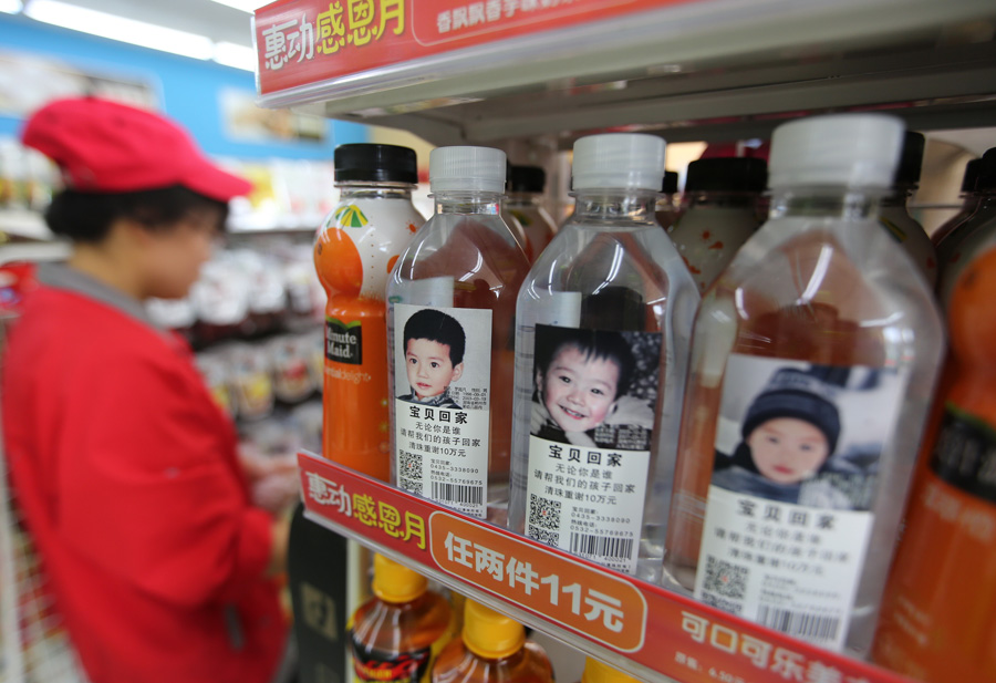 Des bouteilles d'eau pour venir en aide aux enfants disparus