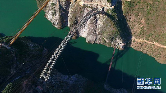 Jonction finale d'un grand pont en arc dans le Yunnan