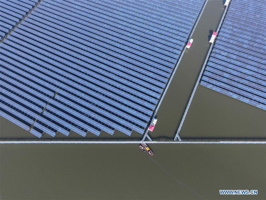 Chine : construction d'un projet d'énergie solaire sur des étangs de pêche