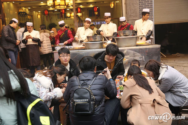 Les touristes dégustent des spécialités locales pour le Nouvel An à Xi'an