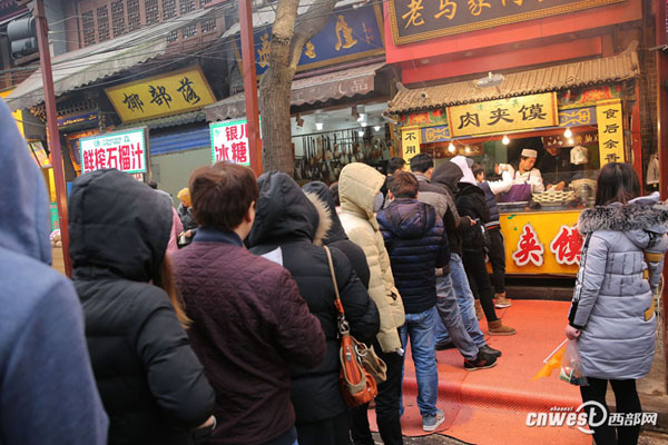 Les touristes dégustent des spécialités locales pour le Nouvel An à Xi'an