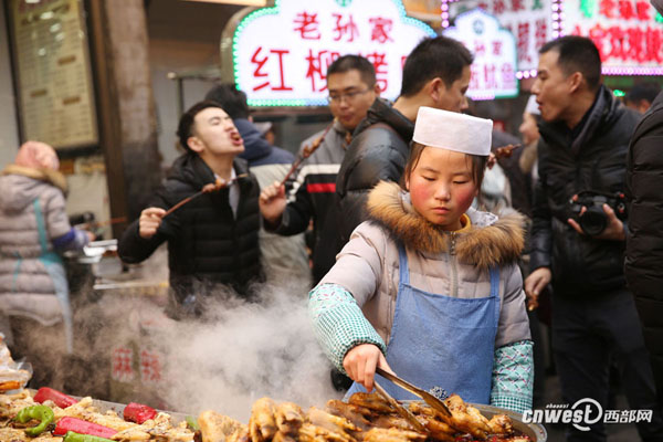 Les touristes dégustent des spécialités locales pour le Nouvel An à Xi'an