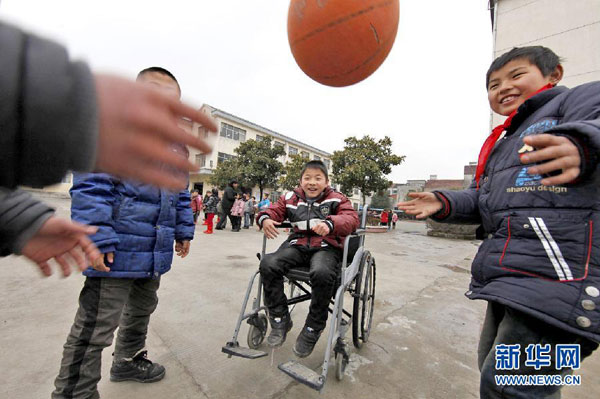 Amis pour la vie : des étudiants aident leur camarade handicapé depuis sept ans