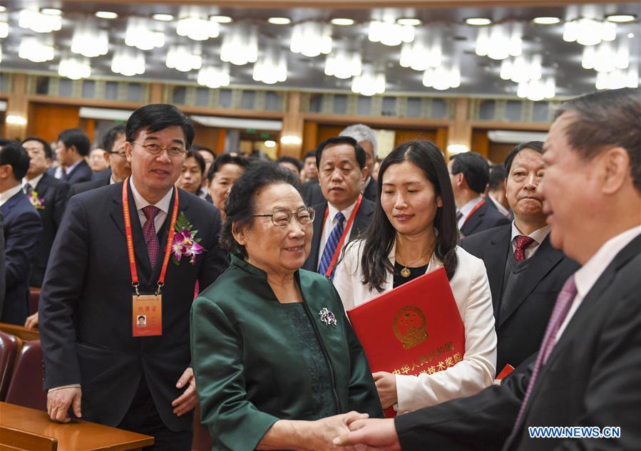 Un physicien et une pharmacologue remportent le plus prestigieux prix scientifique chinois