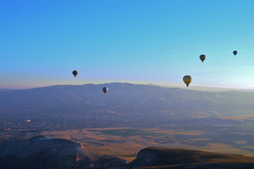 Premiers essais en vol réussis pour un ballon touristique à air chaud à Xi'an