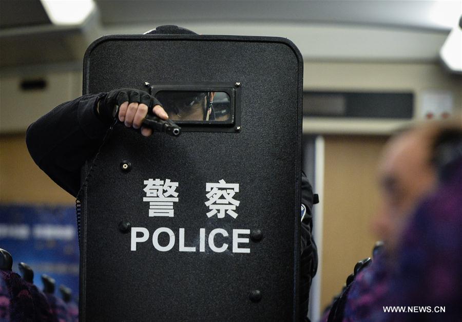 Chine : exercices de la police dans un train