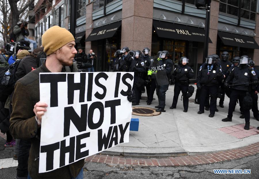 Près d'une centaine d'arrestations dans des heurts entre police et manifestants après la cérémonie d'investiture de Donald Trump