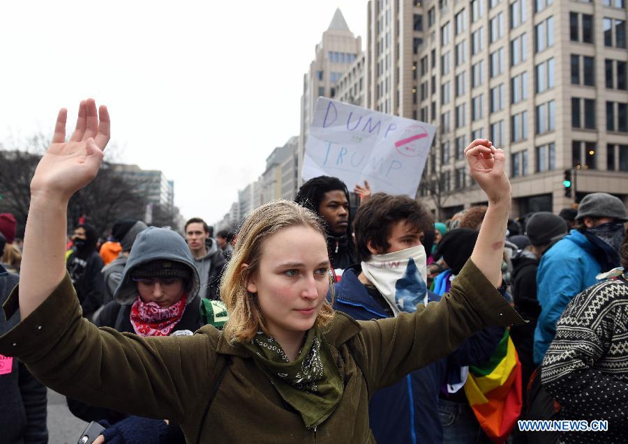 Près d'une centaine d'arrestations dans des heurts entre police et manifestants après la cérémonie d'investiture de Donald Trump