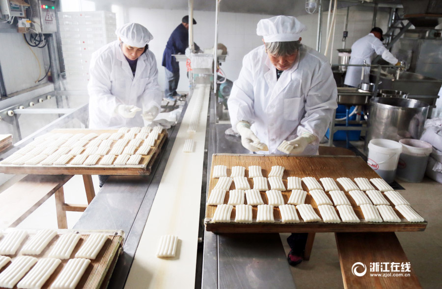 Grosse production de gateaux de riz pour la Fête du Printemps