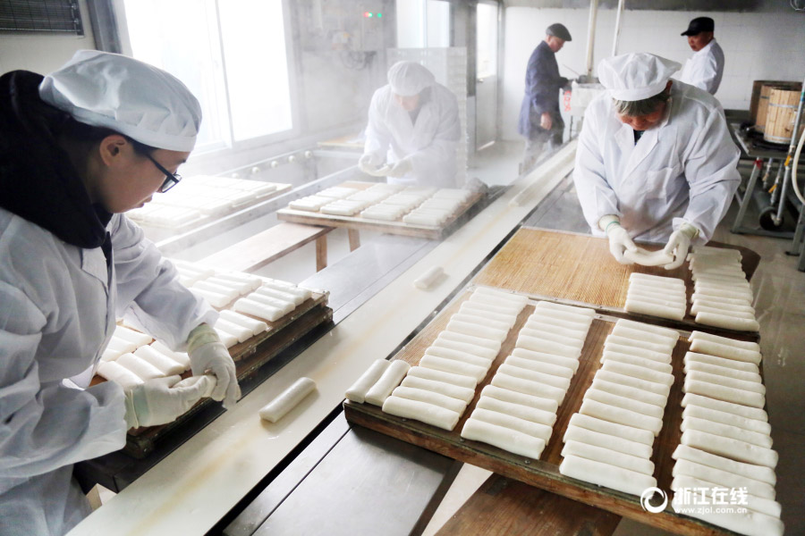 Grosse production de gateaux de riz pour la Fête du Printemps