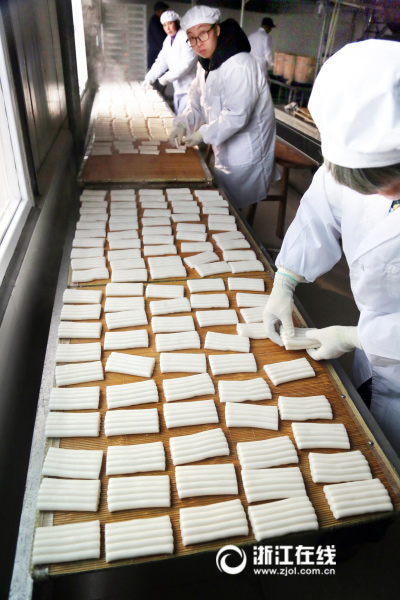 Grosse production de gateaux de riz pour la Fête du Printemps