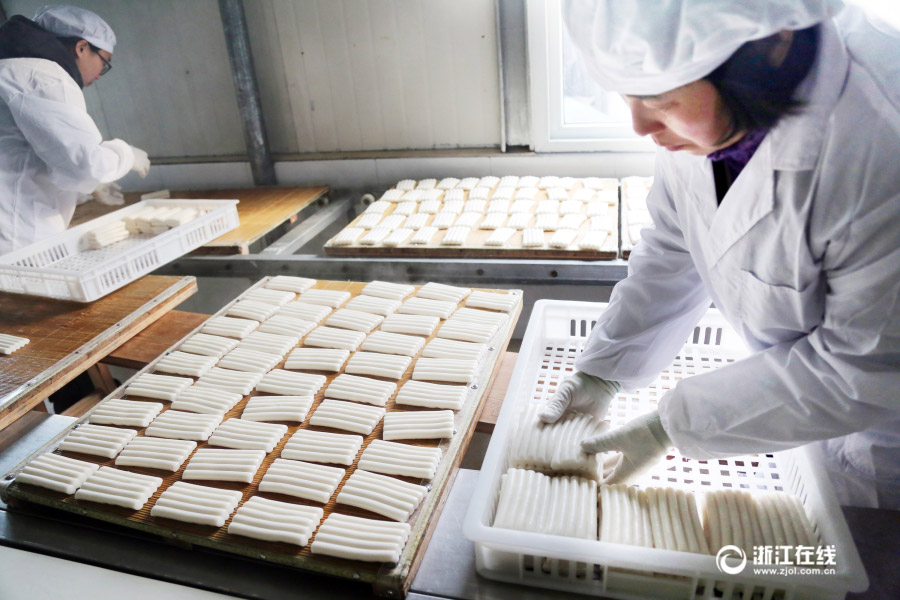 Grosse production de gateaux de riz pour la Fête du Printemps