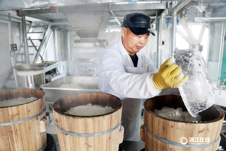 Grosse production de gateaux de riz pour la Fête du Printemps