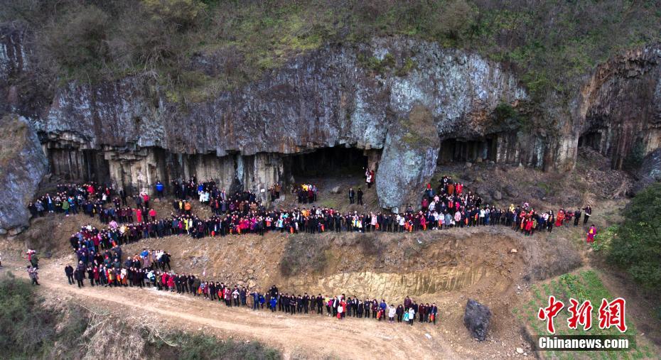 Plus de 500 personnes sur une spectaculaire photo de famille dans l'est de la Chine