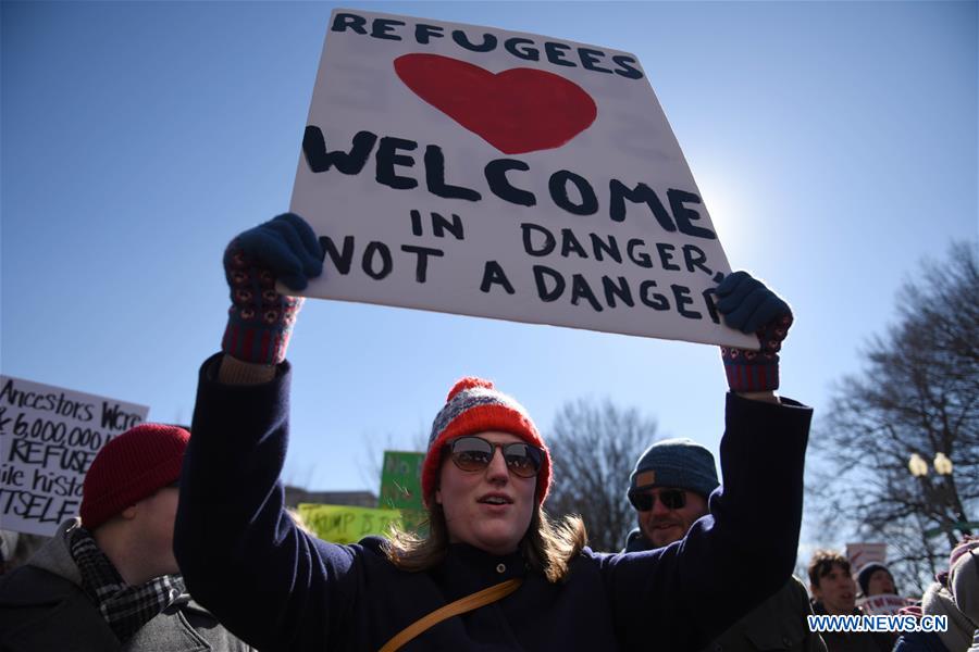 Des milliers de manifestants défilent à Washington contre le décret anti-immigration de Donald Trump 