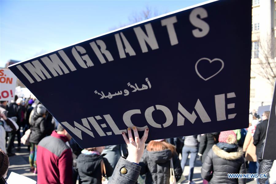 Des milliers de manifestants défilent à Washington contre le décret anti-immigration de Donald Trump 