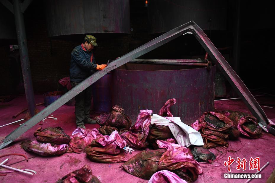 Démantèlement d'une usine de peinture polluante dans le Shanxi 