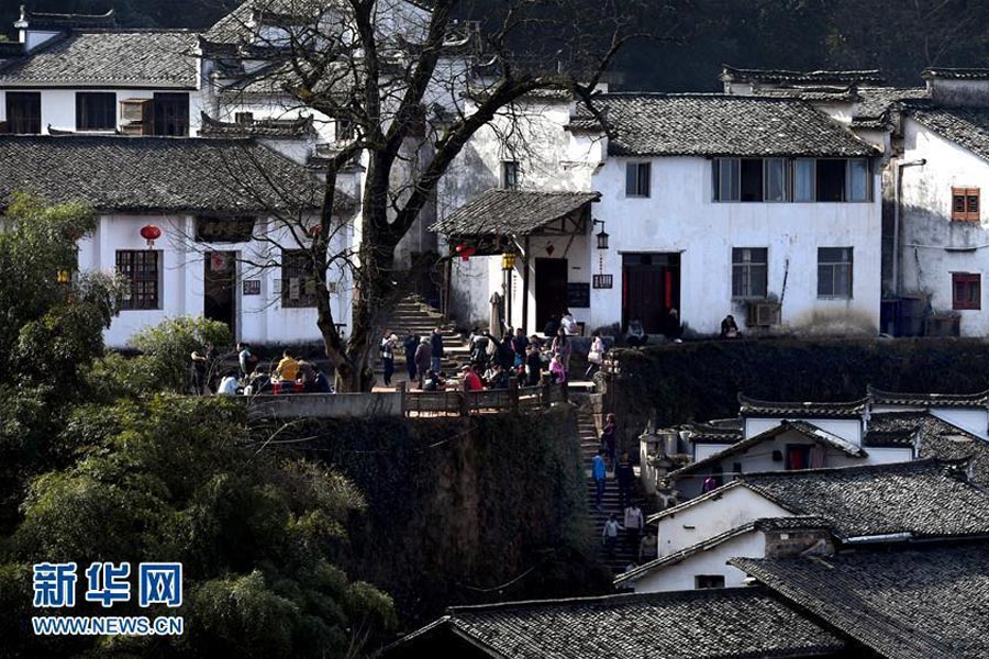 Un village sur les falaises du mont Qiyun