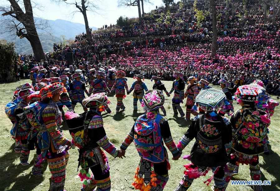 Chine : concours de costumes de l'ethnie Yi au Yunnan