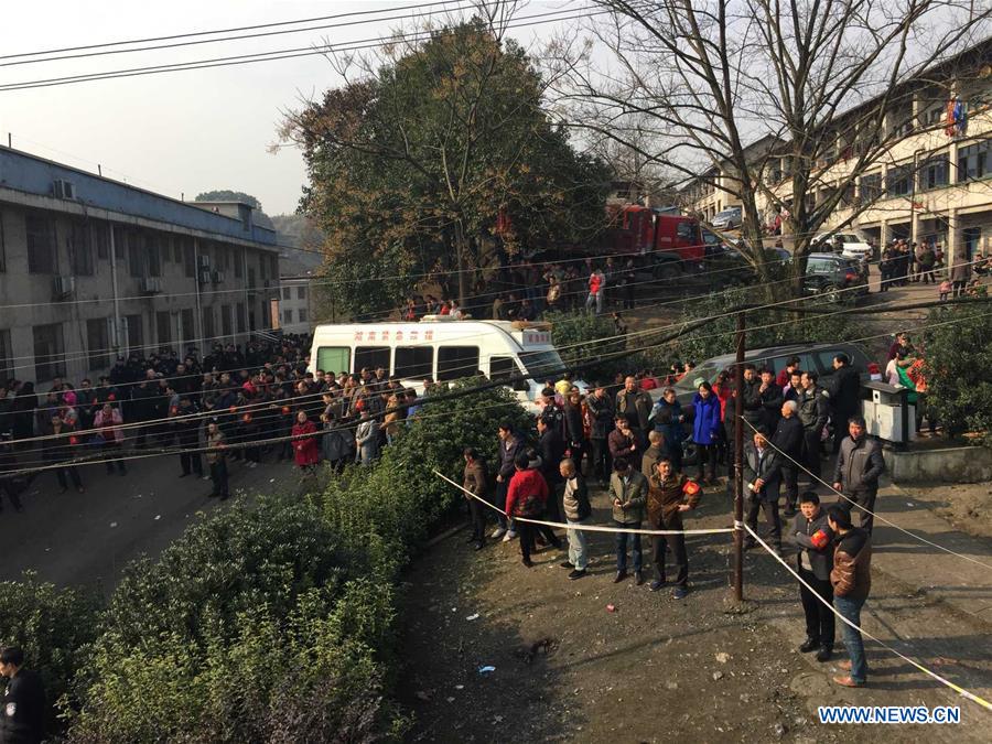 Onze mineurs ensevelis après une explosion dans une mine du centre de la Chine