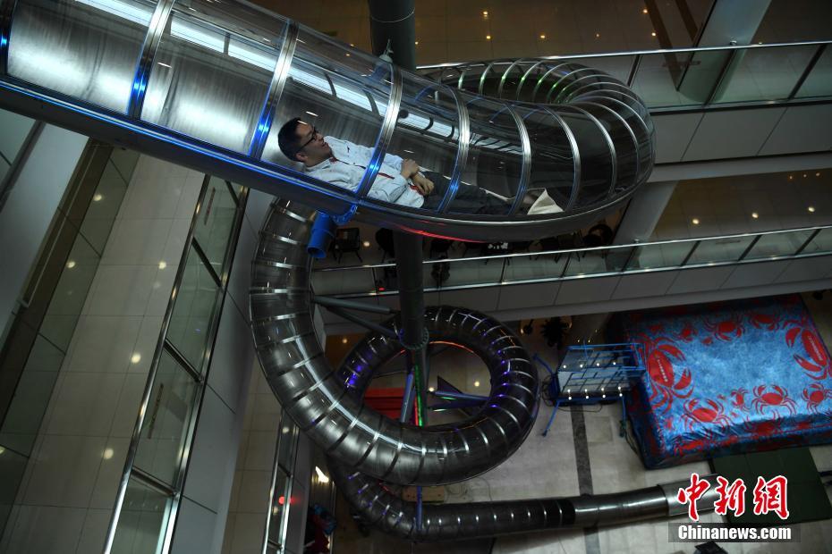 Un toboggan en spirale géant dans un centre commercial