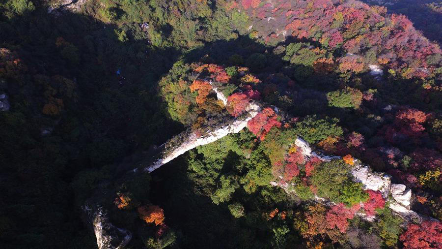 Une merveille des monts Qinling – le Pont céleste de Huxian, un spectacle unique en Asie