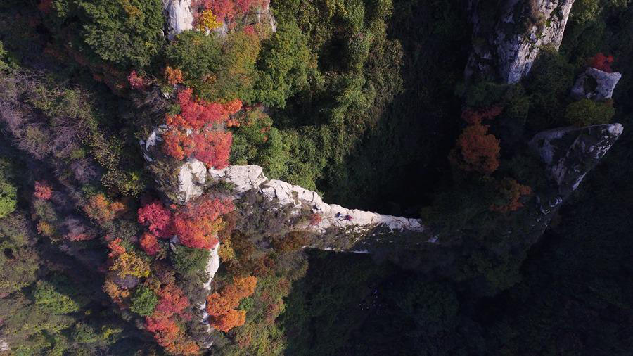 Une merveille des monts Qinling – le Pont céleste de Huxian, un spectacle unique en Asie