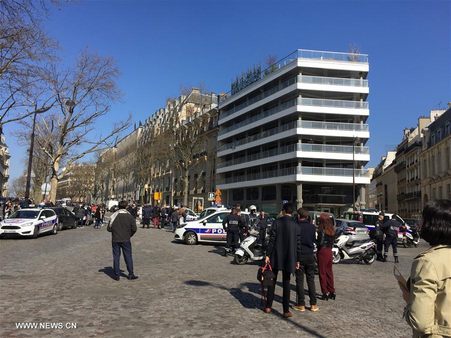 Des résidus de timbres grecs retrouvés sur le colis piégé du bureau parisien du FMI