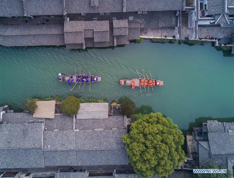 Chine : course de bateaux pour célébrer le festival Sanyuesan au Zhejiang