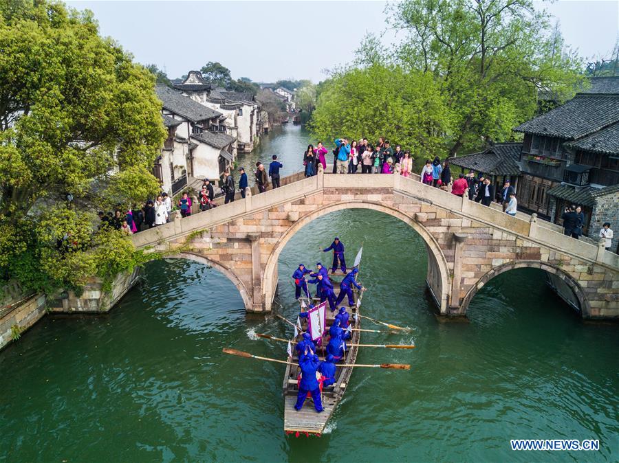 Chine : course de bateaux pour célébrer le festival Sanyuesan au Zhejiang