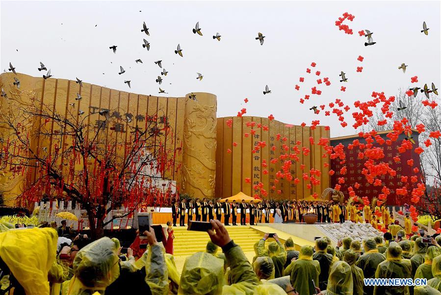 Zhengzhou : 10.000 Chinois assistent à une cérémonie en l'honneur de leur ancêtre légendaire Huangdi