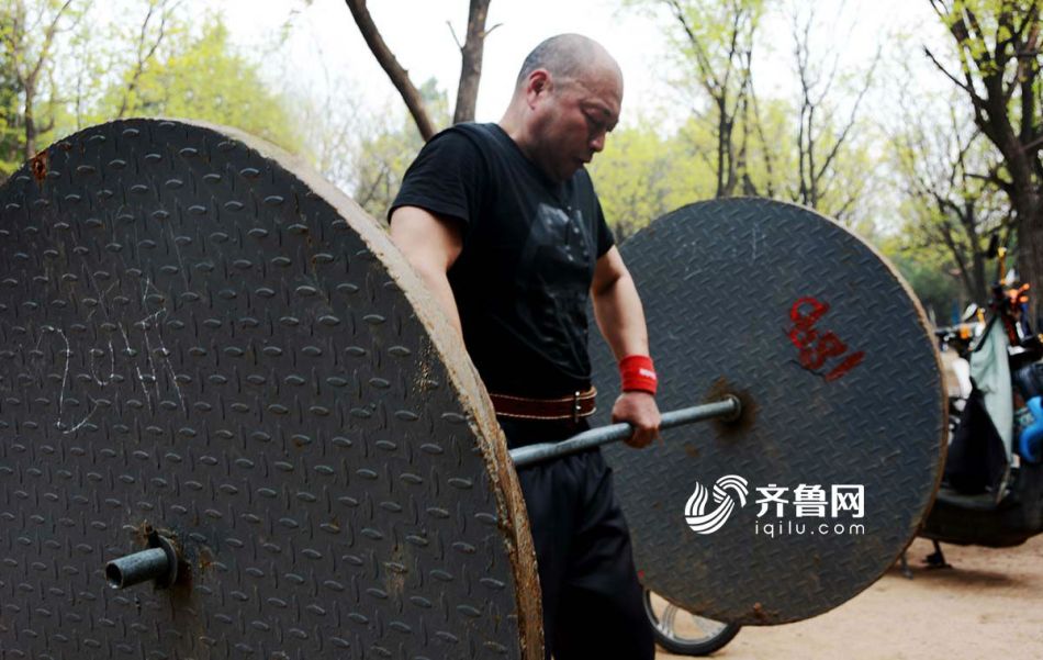 Jinan : un septuagénaire construit une aire de jeux publique