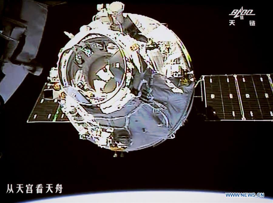 Le vaisseau cargo chinois Tianzhou-1 s'amarre au laboratoire spatial Tiangong-2